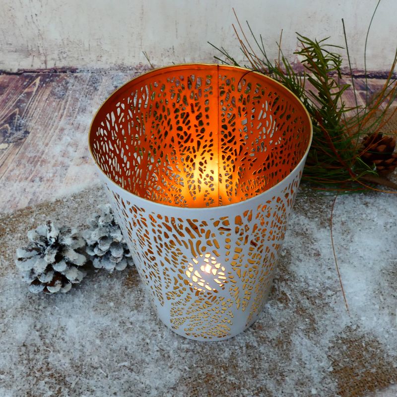Moderní kovový svícen, válec- bílý se zlatým vnitřkem, 20 cm