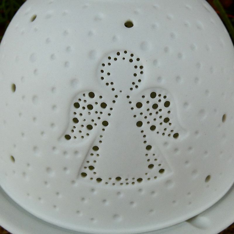 Bílý porcelánový svícen s andělem