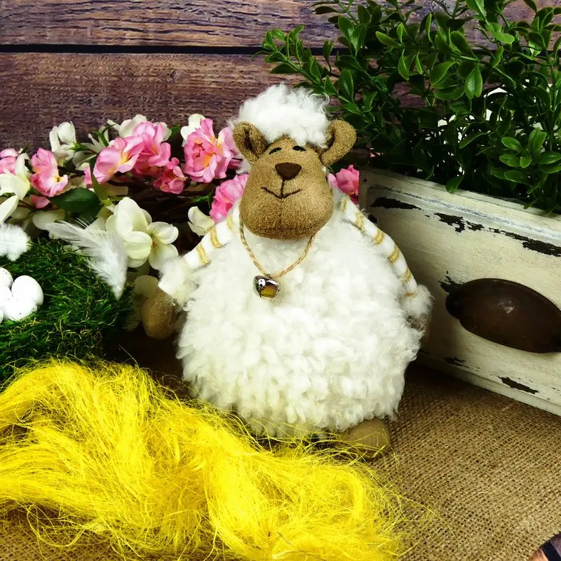 Jarní plyšová dekorace- ovečka s rolničkou, 20 cm