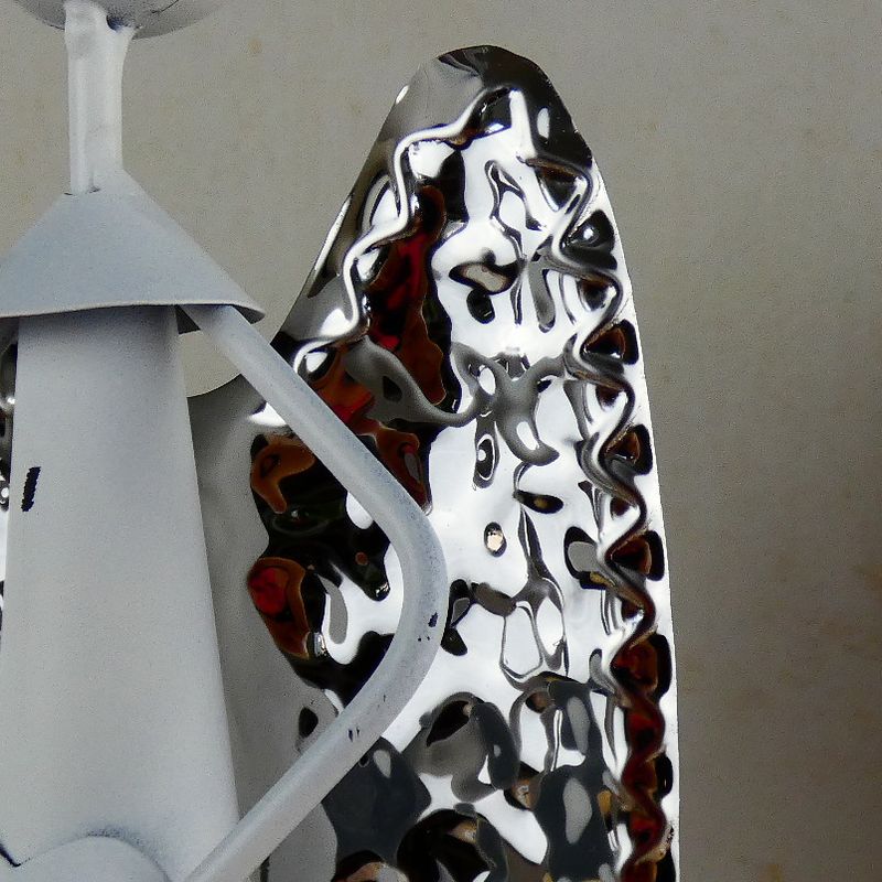 Bílý plechový anděl se stříbrnými křídly, se srdcem dole- 40 cm