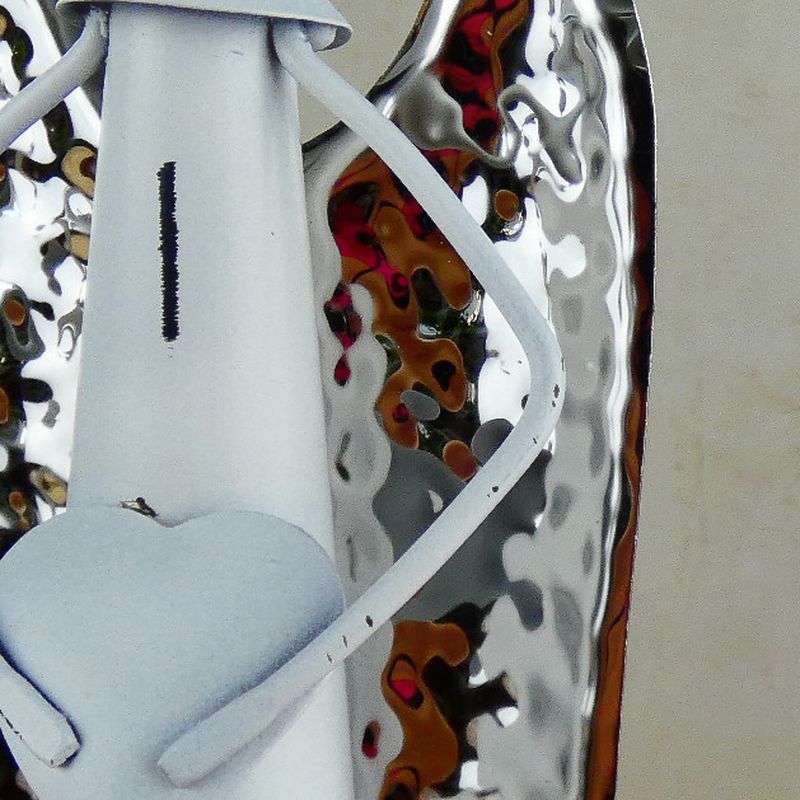 Bílý plechový anděl se stříbrnými křídly, se srdcem dole- 30 cm II. JAKOST