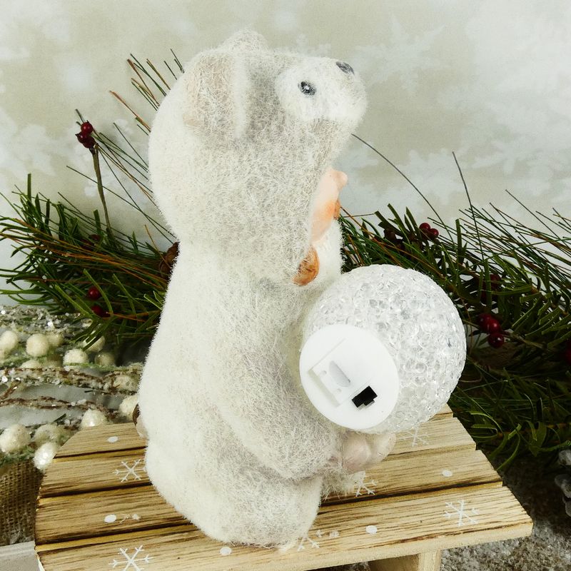 Figurka zimního dítěte- klečící holka v medvědím oblečku s LED koulí, 16 cm