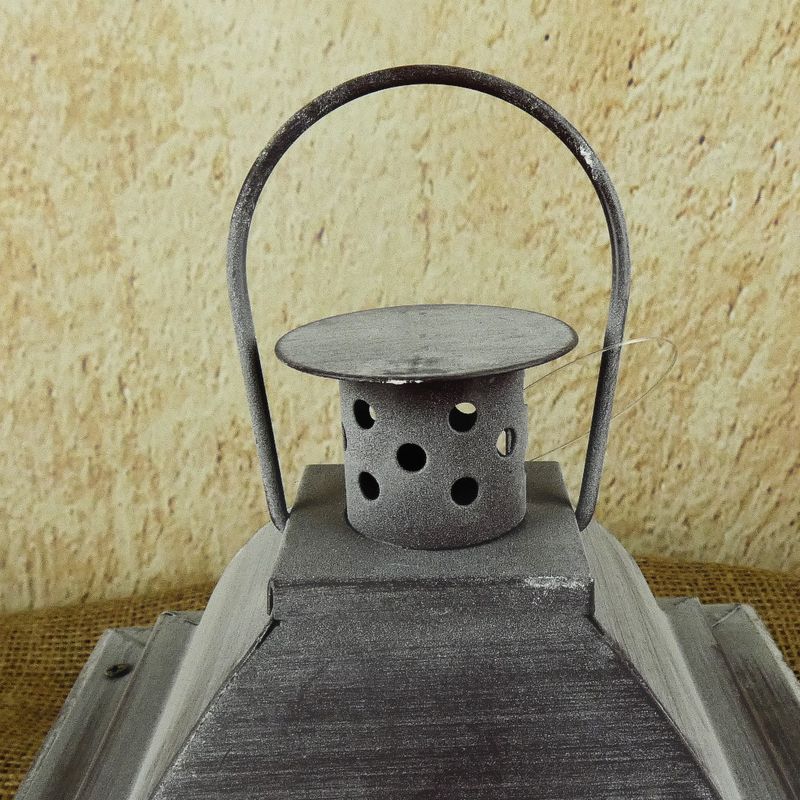 Dřevěná lucerna s bílou patinou a hnědou stříškou- 28 cm