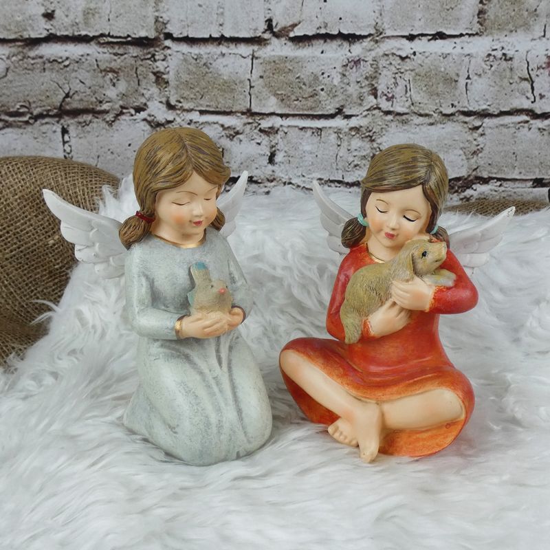 Figurka- klečící anděl v šedých šatech s ptáčkem, 12,5 cm