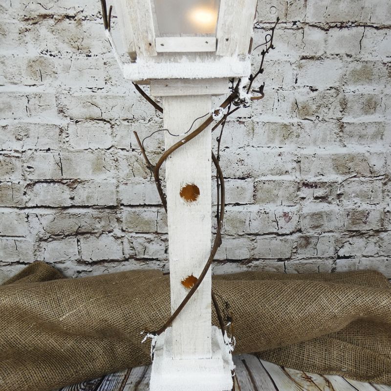 Zimní dekorace- bílá dřevěná pouliční lampa s LED osvětlením, 60 cm