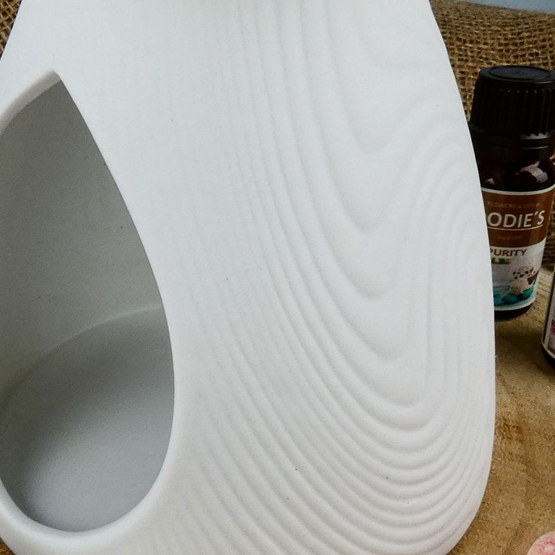 Bílá porcelánová aromalampa s matnou glazurou a vroubkovaným povrchem- 12 cm