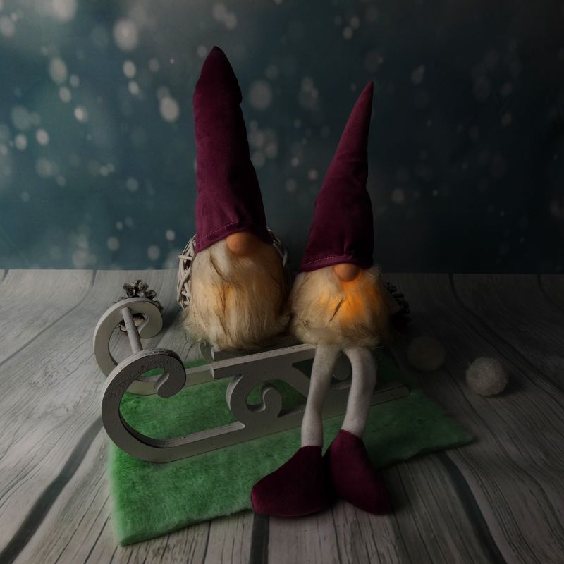 Vánoční skřítek s fialovou čepicí a dlouhýma nohama s LED světlem- 38 cm