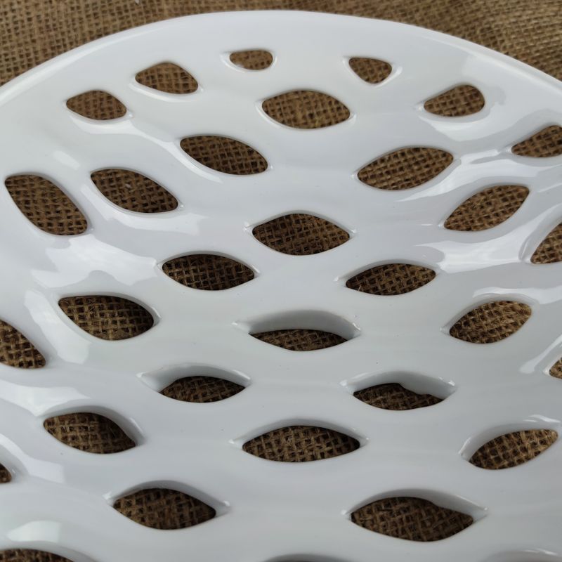 Bílá porcelánová miska s výřezy- 22 cm