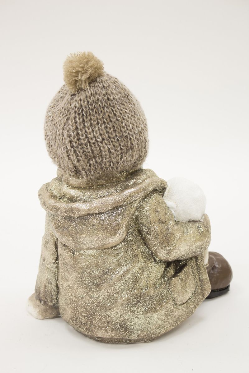 Figurka zimního dítěte- sedící kluk se sněhovou koulí, 39 cm