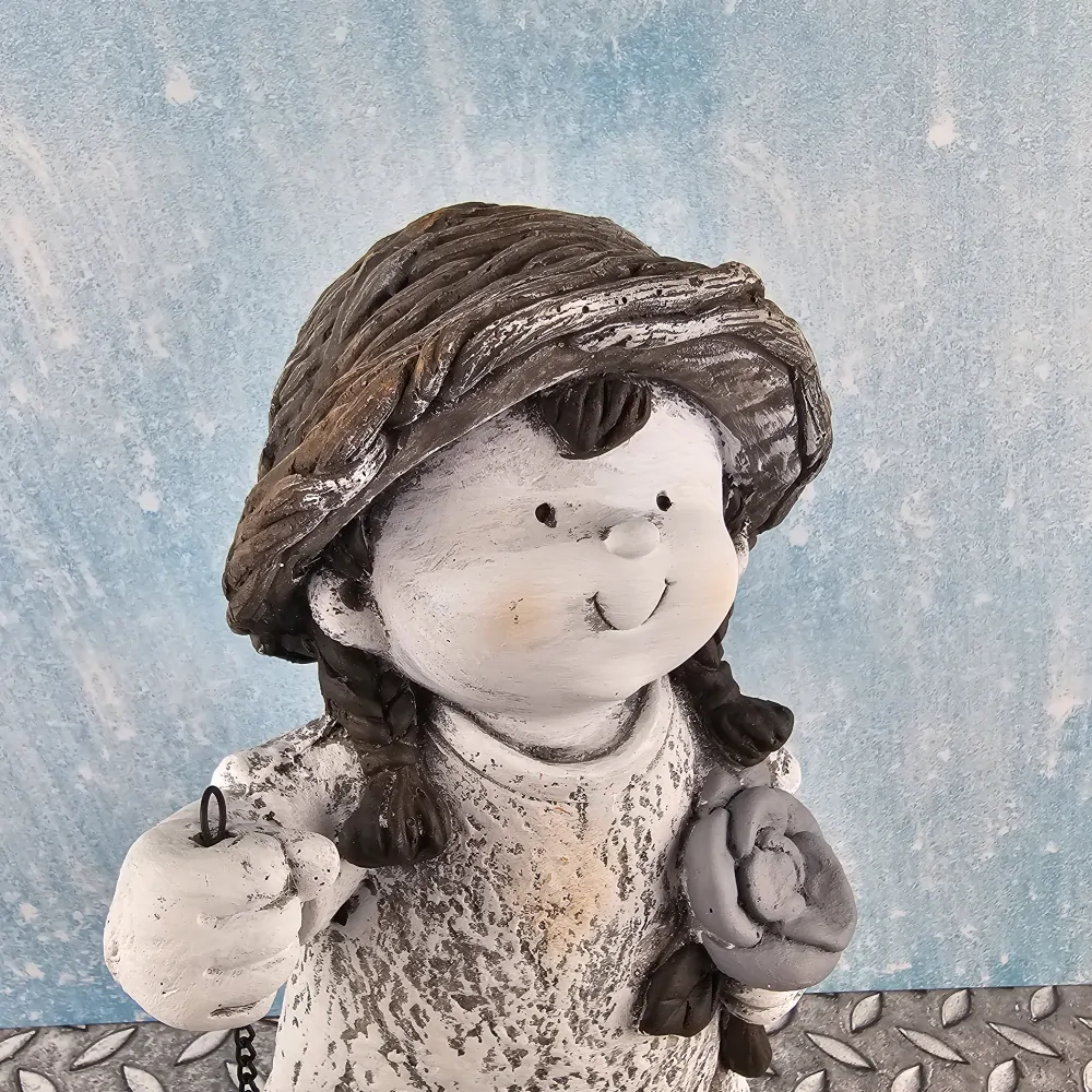 Figurka dítěte s lucerničkou- holka, 43 cm