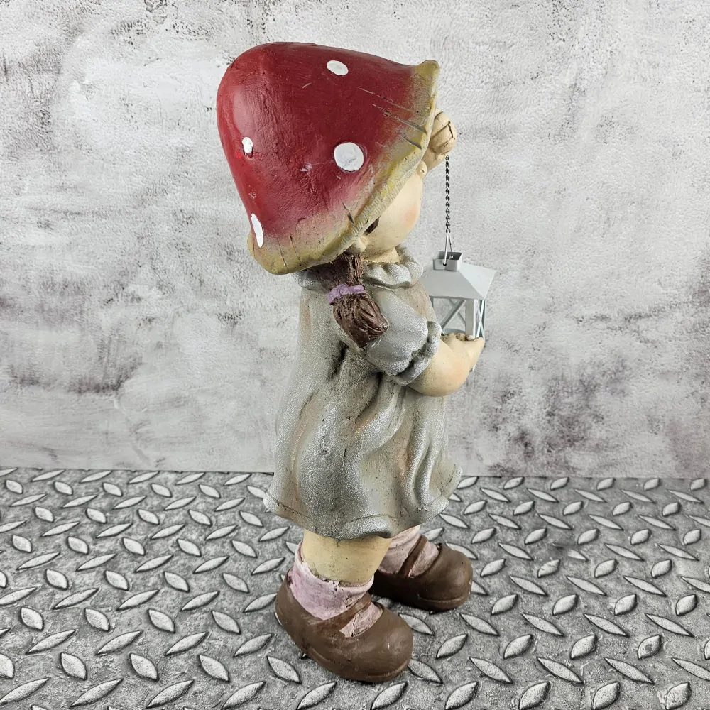 Figurka dítěte s houbovým kloboučkem a lucerničkou- holka, cm