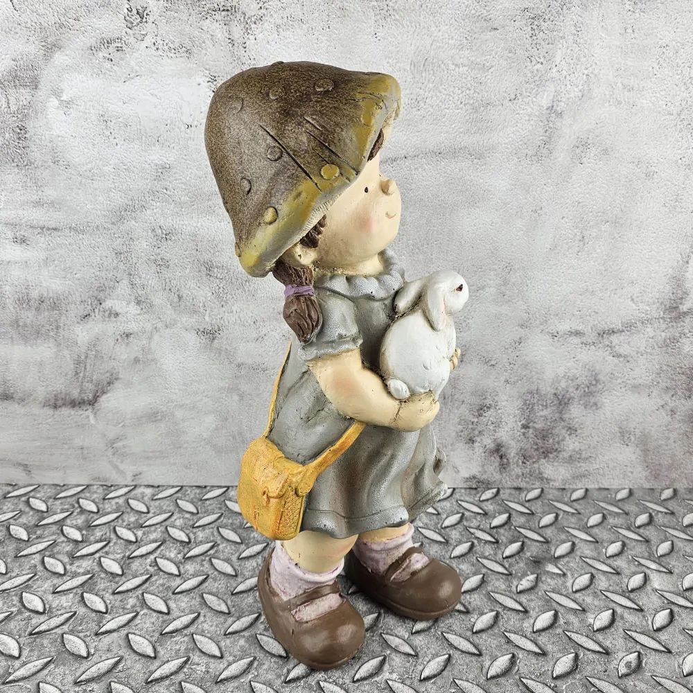 Figurka dítěte s houbovým kloboučkem držící králíčka- holka, 45 cm