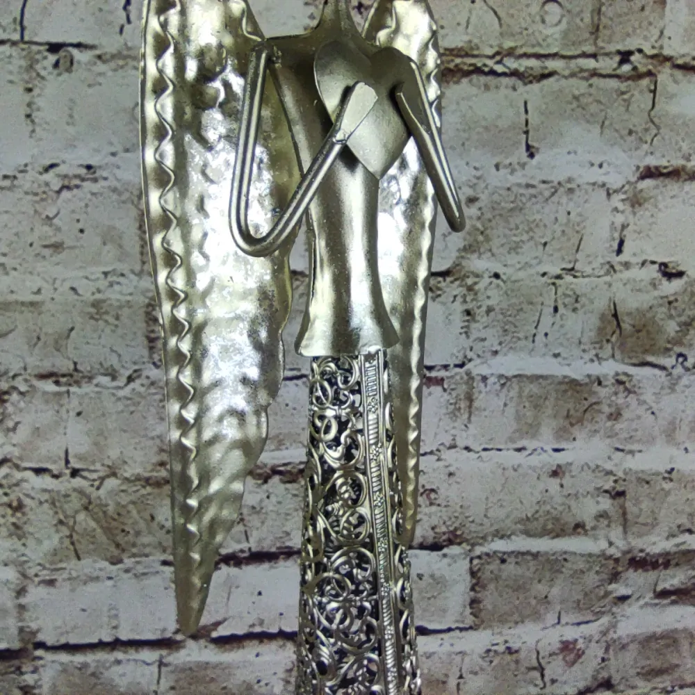 Kovový anděl se srdcem nahoře- champagne s patinou, 55 cm