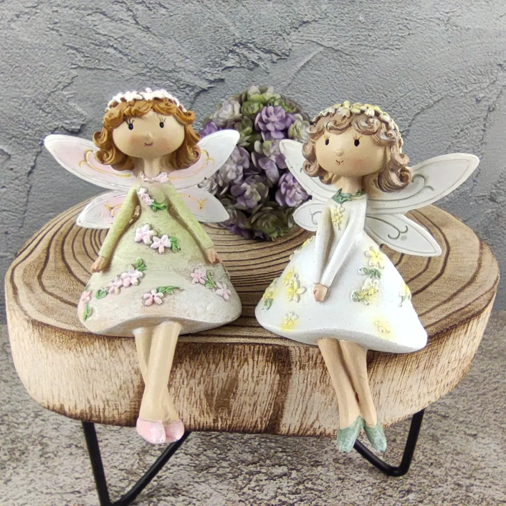 Sedící květinová víla v zelených šatech- 11 cm