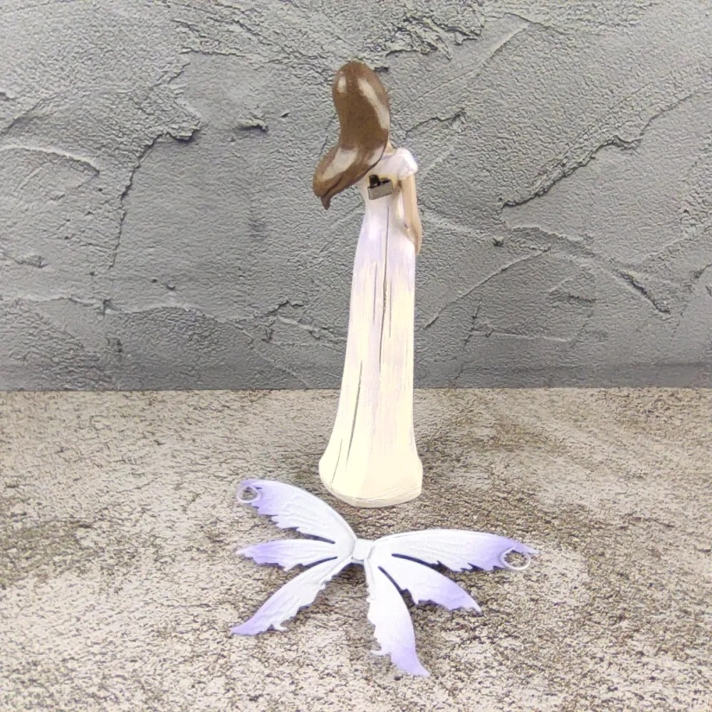 Fialková víla s plechovými křídly držící květinu- 21 cm
