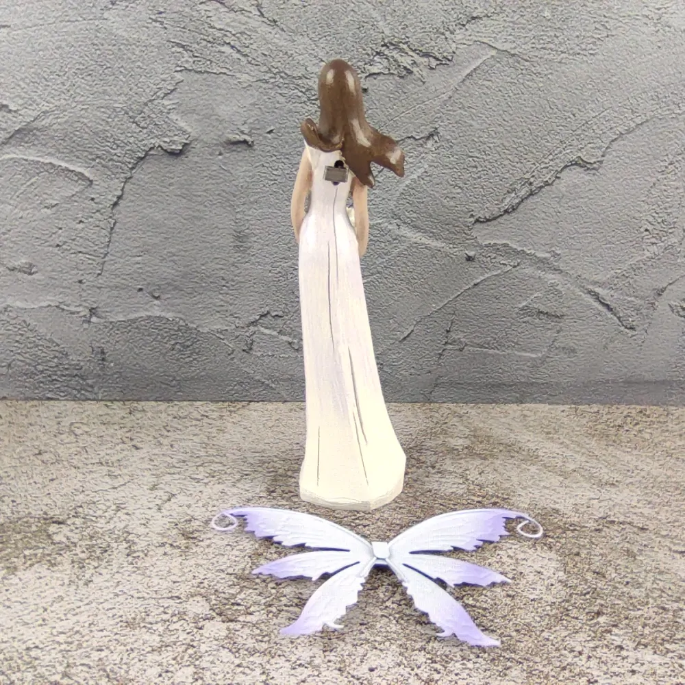 Fialková víla s plechovými křídly držící košík s květinami- 21 cm