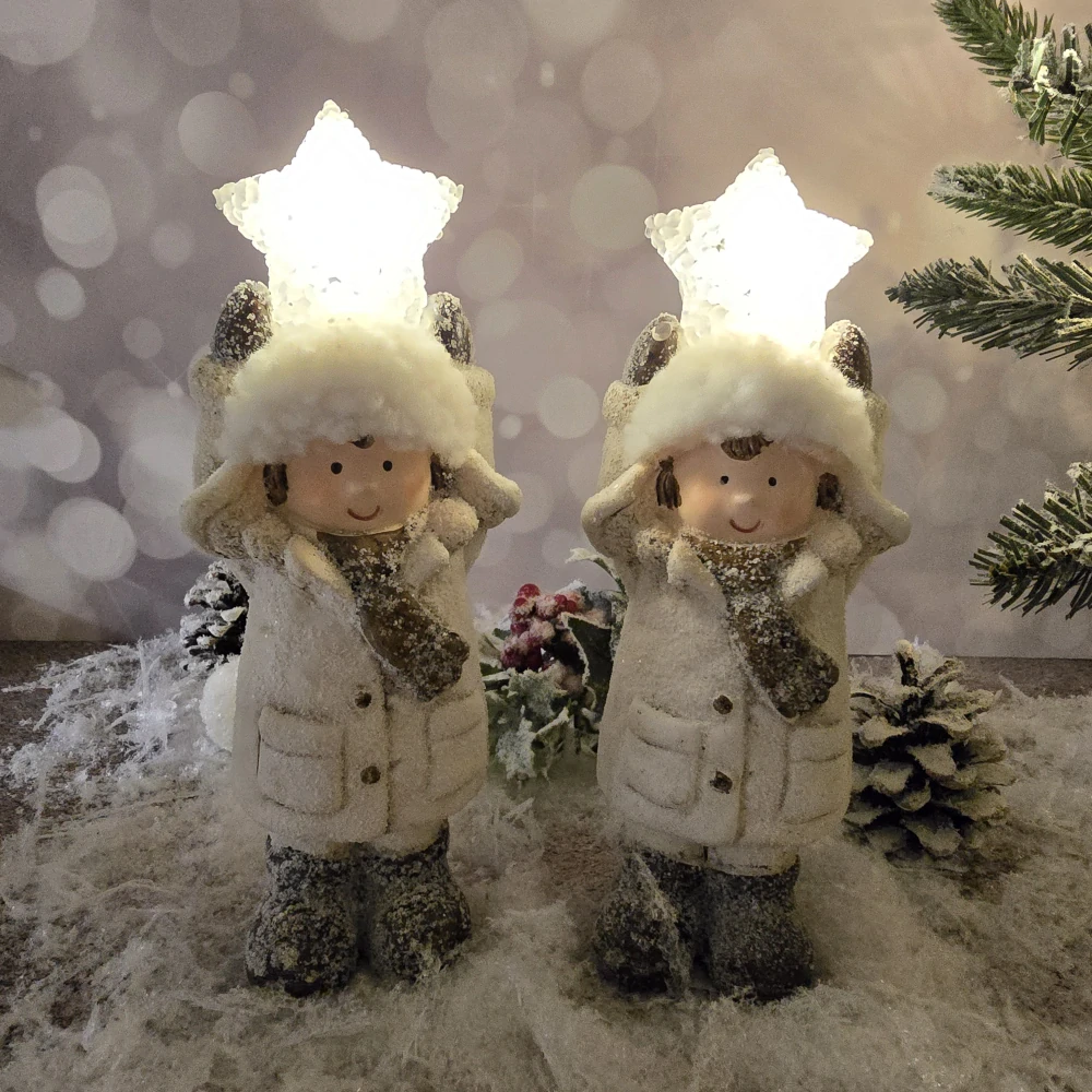 Figurka zimního dítěte s LED hvězdou- 22 cm