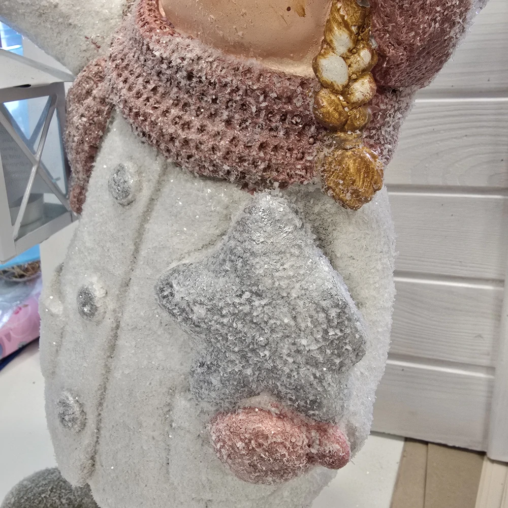 Zimní figurka dítěte- holka v bílém kabátku s lucernou- 38 cm II. JAKOST