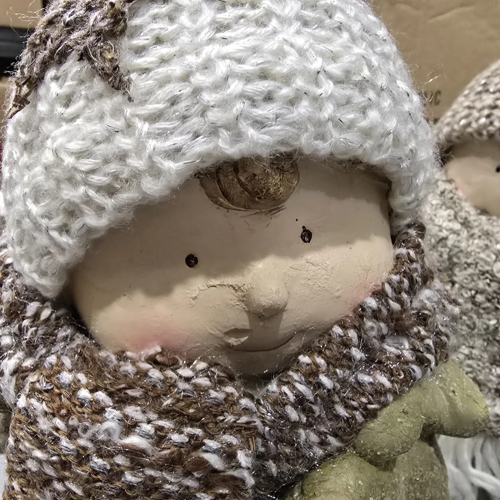 Vánoční figurka- zimní holka v zeleném kabátku držící hvězdu- 45 cm II. JAKOST