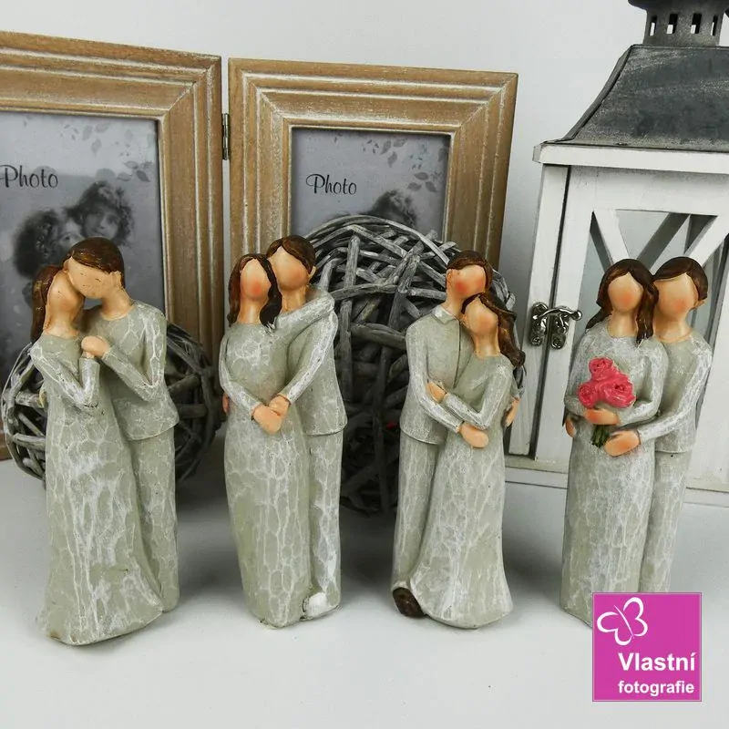Figurka zamilovaný pár- muž objímající ženu 14 cm