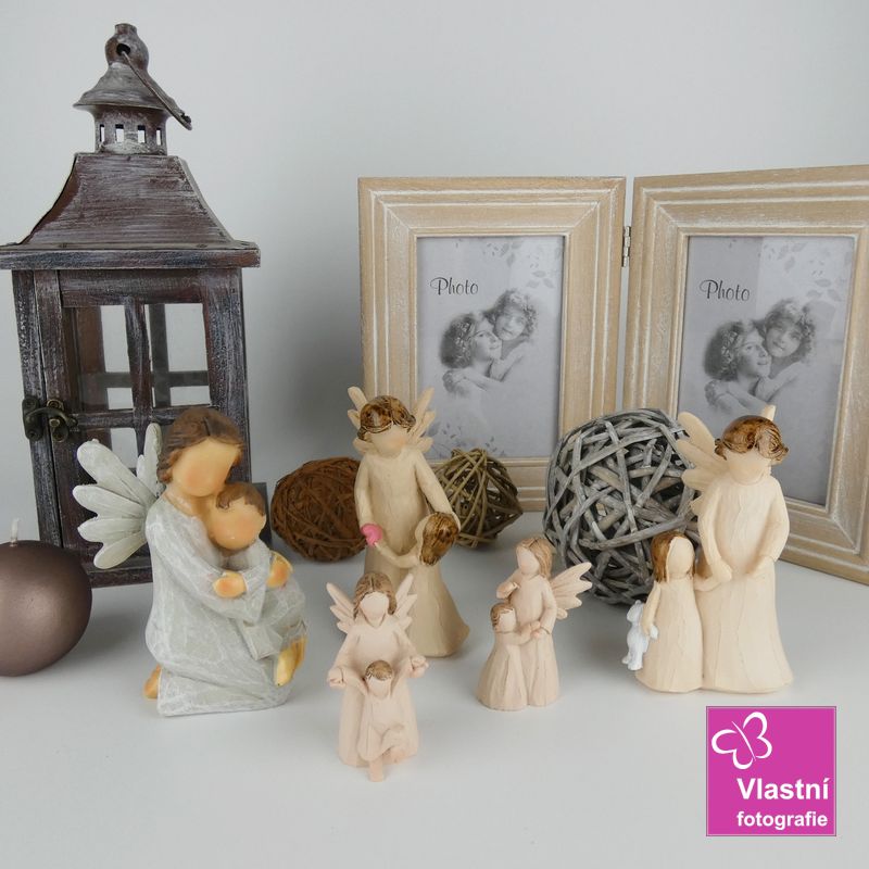 Figurka- klečící andílek s děťátkem 12 cm