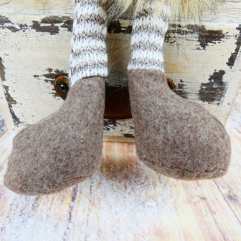 Vánoční figurka- plyšový skřítek s dlouhýma nohama 39 cm