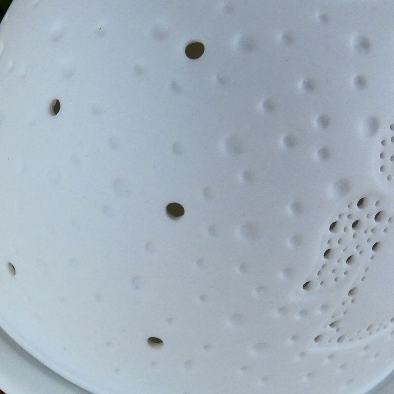 Bílý porcelánový svícen s andělem