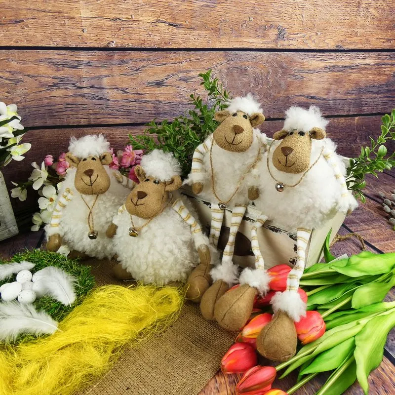 Jarní plyšová dekorace- ovečka s rolničkou, 20 cm