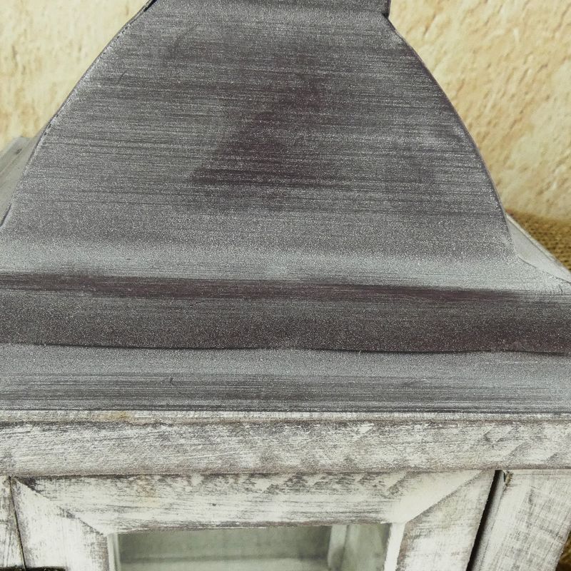 Dřevěná lucerna s bílou patinou a hnědou stříškou- 28 cm