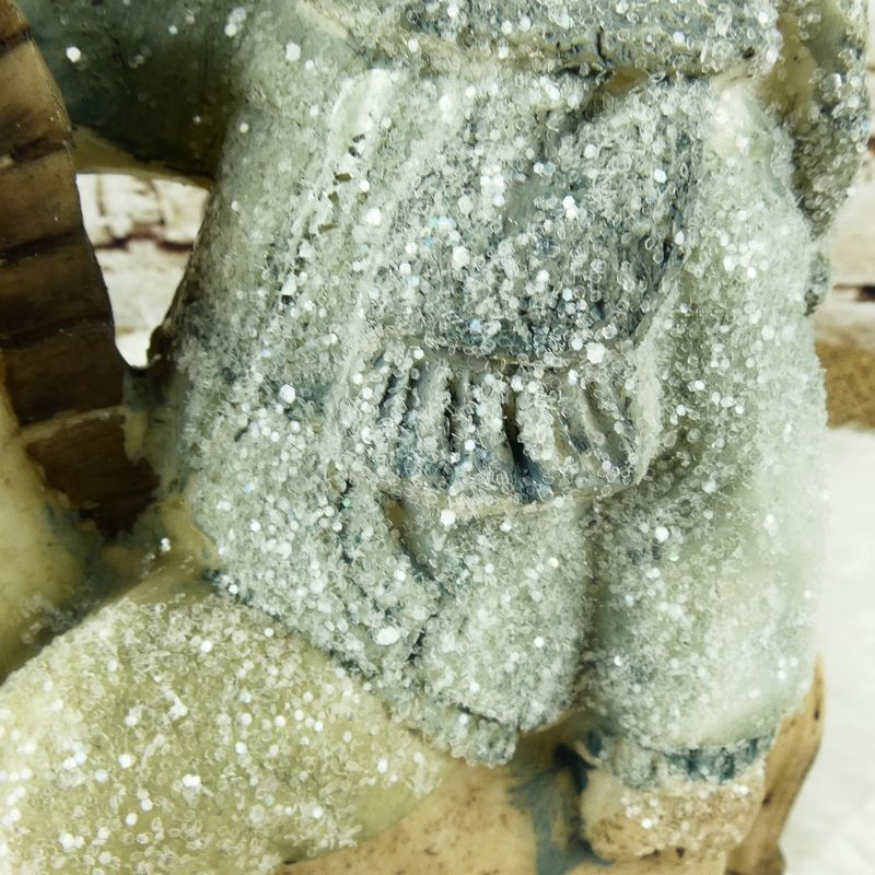 Zimní figurka- chlapeček na houpacím koni, 23 cm
