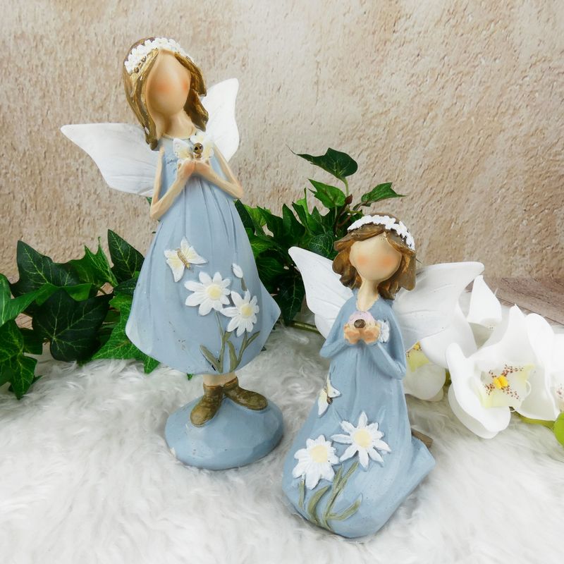 Klečící víla v modrých šatech držící berušku- 13 cm