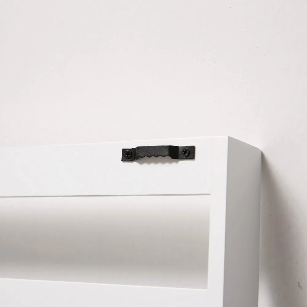 Bílý dřevěný věšák na klíče se třemi háčky- 30x15 cm