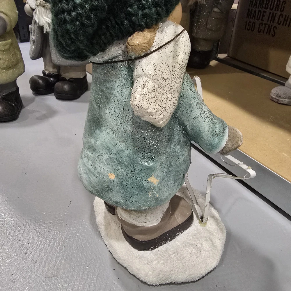 Zimní figurka dítěte- holčička v zeleném kabátku s LED hvězdou, 39 cm II. JAKOST