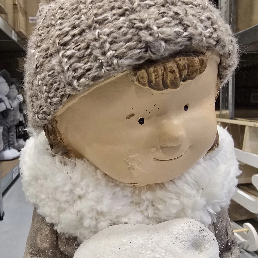 Vánoční figurka dítěte- velká holka v hnědém třpytivém kabátku s medvědem, 42 cm II. JAKOST