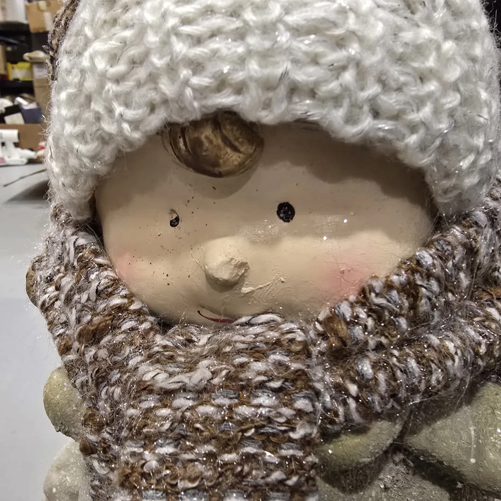 Vánoční figurka- zimní holka v zeleném kabátku držící hvězdu- 45 cm II. JAKOST