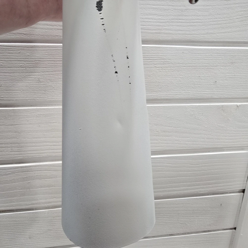 Bílý plechový anděl se stříbrnými křídly, se srdcem dole- 30 cm II. JAKOST