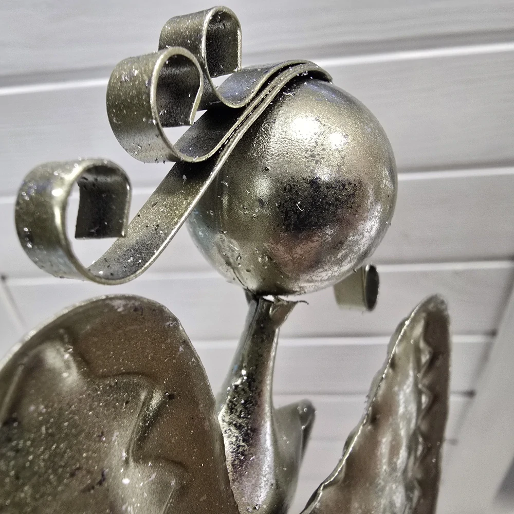 Kovový anděl se srdcem dole- champagne s patinou, 55 cm II. JAKOST