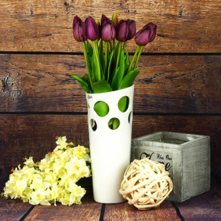 Bílá porcelánová váza s kruhovými výřezy- 24 cm