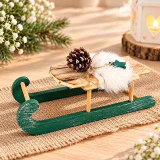 Dekorativní dřevěné sáňky s kožešinkou- 24 cm