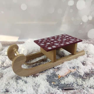 Dřevěné dekorační sáňky hnědo- červené s potiskem vloček- 24 cm