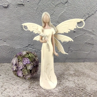 Krémově bílá víla s plechovými křídly držící květiny- 16 cm