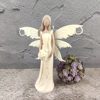 Krémově bílá víla s plechovými křídly držící košík s květinami- 16 cm